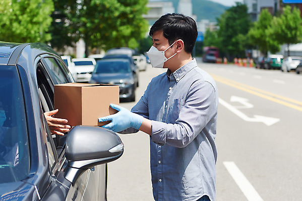 포토 JPG 주간 손 여자 남자 40대 중년 비즈니스 자동차 마스크 상반신 성인 야외 두명 옆모습 신체부위 30대 쇼핑 상자 판매 한국인 상인 사회이슈 소상공인 드라이브스루 국내포토 자연요소 직업 육상교통 뷰포인트 컨셉 사람 동양인 장년 경제 파일형식