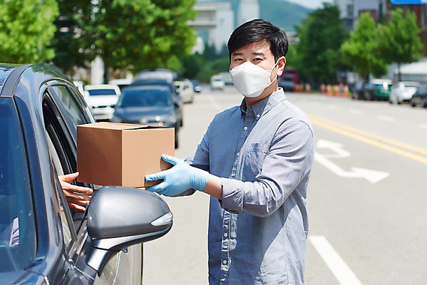 포토 JPG 주간 손 여자 남자 40대 중년 비즈니스 자동차 마스크 상반신 성인 야외 두명 옆모습 신체부위 30대 쇼핑 상자 판매 한국인 상인 사회이슈 소상공인 드라이브스루 국내포토 자연요소 직업 육상교통 뷰포인트 컨셉 사람 동양인 장년 경제 파일형식