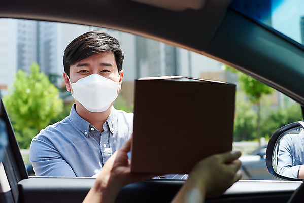 포토 JPG 주간 손 여자 남자 40대 중년 비즈니스 자동차 마스크 상반신 성인 야외 두명 앞모습 신체부위 30대 쇼핑 상자 판매 한국인 상인 사회이슈 소상공인 드라이브스루 국내포토 자연요소 직업 육상교통 뷰포인트 컨셉 사람 동양인 장년 경제 파일형식