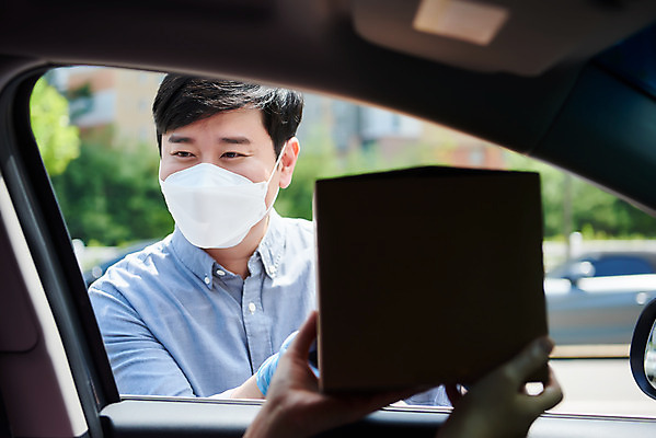 포토 JPG 주간 손 여자 남자 40대 중년 비즈니스 자동차 마스크 상반신 성인 야외 두명 앞모습 신체부위 30대 쇼핑 상자 판매 한국인 상인 사회이슈 소상공인 드라이브스루 국내포토 자연요소 직업 육상교통 뷰포인트 컨셉 사람 동양인 장년 경제 파일형식