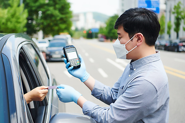 포토 JPG 주간 손 여자 남자 40대 중년 비즈니스 자동차 마스크 상반신 성인 야외 두명 옆모습 신체부위 30대 쇼핑 판매 한국인 신용카드 상인 사회이슈 결제 카드단말기 소상공인 드라이브스루 국내포토 자연요소 직업 육상교통 뷰포인트 컨셉 사람 동양인 장년 금융 경제 단말기 파일형식
