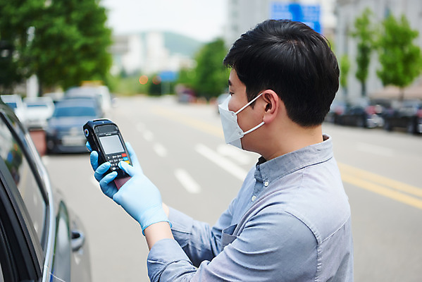 포토 JPG 주간 남자 비즈니스 자동차 마스크 한명 상반신 성인 야외 옆모습 30대 쇼핑 판매 한국인 신용카드 상인 사회이슈 결제 카드단말기 성인남자한명만 소상공인 드라이브스루 국내포토 자연요소 직업 1 육상교통 뷰포인트 컨셉 사람 동양인 장년 금융 경제 단말기 남자한명만 성인남자만 파일형식