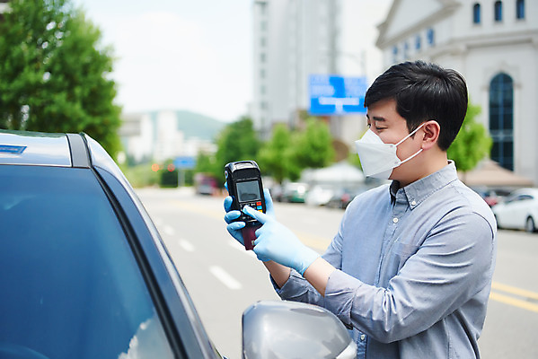 포토 JPG 주간 남자 비즈니스 자동차 마스크 한명 상반신 성인 야외 옆모습 30대 쇼핑 판매 한국인 신용카드 상인 사회이슈 결제 카드단말기 성인남자한명만 소상공인 드라이브스루 국내포토 자연요소 직업 1 육상교통 뷰포인트 컨셉 사람 동양인 장년 금융 경제 단말기 남자한명만 성인남자만 파일형식