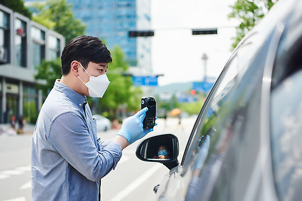 포토 JPG 주간 남자 비즈니스 자동차 마스크 한명 상반신 성인 야외 옆모습 30대 쇼핑 판매 한국인 신용카드 상인 사회이슈 보여주기 카드단말기 성인남자한명만 소상공인 드라이브스루 국내포토 자연요소 직업 1 육상교통 뷰포인트 컨셉 모션 사람 동양인 장년 금융 경제 단말기 남자한명만 성인남자만 파일형식