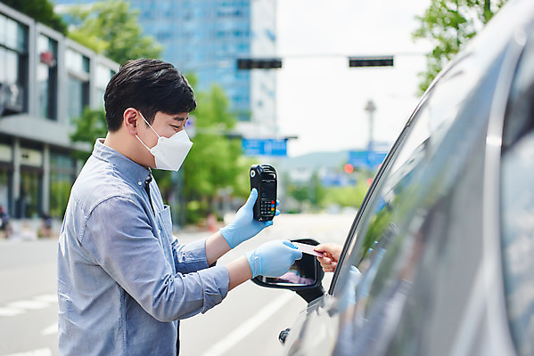 포토 JPG 주간 손 여자 남자 40대 중년 비즈니스 자동차 마스크 상반신 성인 야외 두명 옆모습 신체부위 30대 쇼핑 판매 한국인 신용카드 상인 사회이슈 결제 카드단말기 소상공인 드라이브스루 국내포토 자연요소 직업 육상교통 뷰포인트 컨셉 사람 동양인 장년 금융 경제 단말기 파일형식