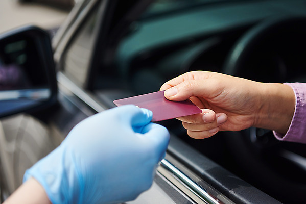 포토 JPG 주간 손 여자 남자 40대 중년 비즈니스 자동차 성인 야외 두명 옆모습 신체부위 30대 쇼핑 판매 한국인 신용카드 상인 사회이슈 소상공인 드라이브스루 국내포토 자연요소 직업 육상교통 뷰포인트 컨셉 사람 동양인 장년 금융 경제 파일형식