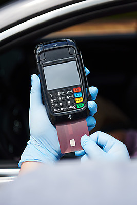 포토 JPG 주간 손 남자 비즈니스 자동차 한명 성인 야외 신체부위 30대 쇼핑 판매 한국인 신용카드 상인 사회이슈 결제 카드단말기 성인남자한명만 소상공인 드라이브스루 국내포토 자연요소 직업 1 육상교통 컨셉 사람 동양인 장년 금융 경제 단말기 남자한명만 성인남자만 파일형식