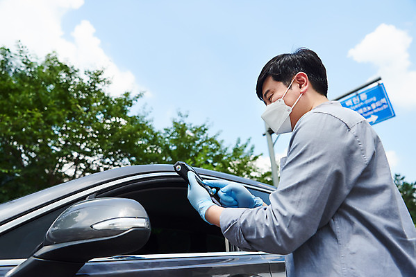 포토 JPG 주간 남자 로우앵글 비즈니스 자동차 마스크 한명 상반신 성인 야외 30대 쇼핑 판매 한국인 신용카드 상인 사회이슈 결제 카드단말기 성인남자한명만 소상공인 드라이브스루 국내포토 자연요소 직업 1 육상교통 뷰포인트 컨셉 사람 동양인 장년 금융 경제 단말기 남자한명만 성인남자만 파일형식