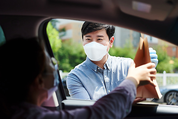 포토 JPG 주간 여자 남자 40대 중년 비즈니스 자동차 마스크 상반신 성인 야외 두명 앞모습 옆모습 30대 쇼핑 쇼핑백 판매 한국인 상인 사회이슈 소상공인 드라이브스루 국내포토 자연요소 직업 육상교통 뷰포인트 컨셉 가방 사람 동양인 장년 경제 파일형식