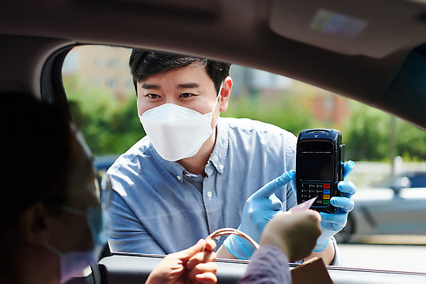 포토 JPG 주간 여자 남자 40대 중년 비즈니스 자동차 마스크 상반신 성인 야외 두명 앞모습 옆모습 30대 쇼핑 판매 한국인 신용카드 상인 사회이슈 결제 카드단말기 소상공인 드라이브스루 국내포토 자연요소 직업 육상교통 뷰포인트 컨셉 사람 동양인 장년 금융 경제 단말기 파일형식