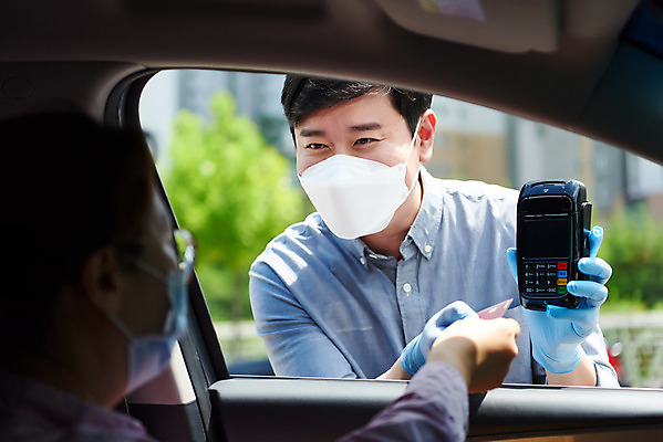 포토 JPG 주간 여자 남자 40대 중년 비즈니스 자동차 마스크 상반신 성인 야외 두명 앞모습 옆모습 30대 쇼핑 판매 한국인 신용카드 상인 사회이슈 결제 카드단말기 소상공인 드라이브스루 국내포토 자연요소 직업 육상교통 뷰포인트 컨셉 사람 동양인 장년 금융 경제 단말기 파일형식