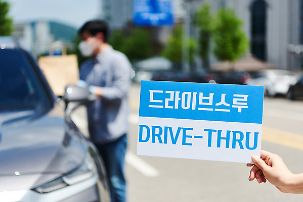 포토 JPG 주간 손 여자 남자 40대 중년 비즈니스 자동차 마스크 상반신 성인 야외 두명 옆모습 신체부위 30대 쇼핑 판매 한국인 상인 사회이슈 소상공인 드라이브스루 국내포토 자연요소 직업 육상교통 뷰포인트 컨셉 사람 동양인 장년 경제 파일형식