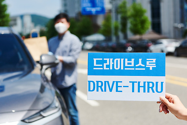 포토 JPG 주간 손 여자 남자 40대 중년 비즈니스 자동차 마스크 상반신 성인 야외 두명 옆모습 신체부위 30대 쇼핑 판매 한국인 상인 사회이슈 소상공인 드라이브스루 국내포토 자연요소 직업 육상교통 뷰포인트 컨셉 사람 동양인 장년 경제 파일형식