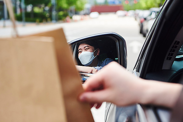 포토 JPG 주간 손 여자 남자 얼굴 40대 중년 비즈니스 자동차 마스크 성인 야외 두명 옆모습 30대 쇼핑 쇼핑백 판매 거울 한국인 상인 사회이슈 소상공인 드라이브스루 국내포토 자연요소 직업 육상교통 뷰포인트 컨셉 가방 사람 동양인 신체부위 장년 경제 파일형식