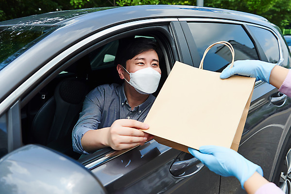 포토 JPG 주간 손 여자 남자 40대 중년 비즈니스 자동차 마스크 상반신 성인 야외 두명 옆모습 신체부위 30대 쇼핑 쇼핑백 판매 한국인 상인 사회이슈 소상공인 드라이브스루 국내포토 자연요소 직업 육상교통 뷰포인트 컨셉 가방 사람 동양인 장년 경제 파일형식