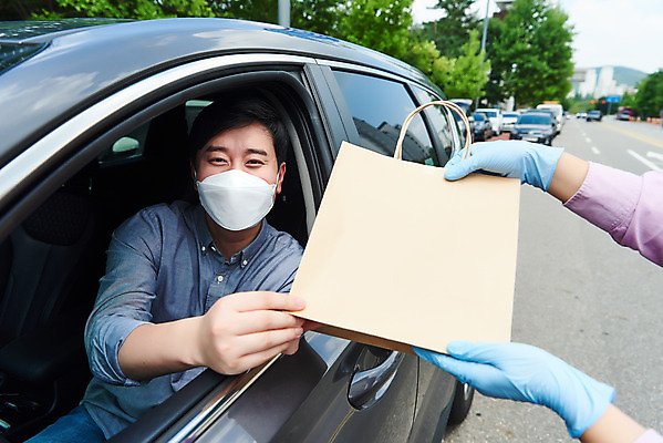 포토 JPG 주간 손 여자 남자 40대 중년 비즈니스 자동차 마스크 상반신 성인 야외 두명 옆모습 신체부위 30대 쇼핑 쇼핑백 판매 한국인 상인 사회이슈 소상공인 드라이브스루 국내포토 자연요소 직업 육상교통 뷰포인트 컨셉 가방 사람 동양인 장년 경제 파일형식