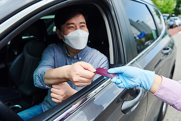 포토 JPG 주간 손 여자 남자 40대 중년 비즈니스 자동차 마스크 상반신 성인 야외 두명 옆모습 신체부위 30대 쇼핑 판매 한국인 신용카드 상인 사회이슈 소상공인 드라이브스루 국내포토 자연요소 직업 육상교통 뷰포인트 컨셉 사람 동양인 장년 금융 경제 파일형식