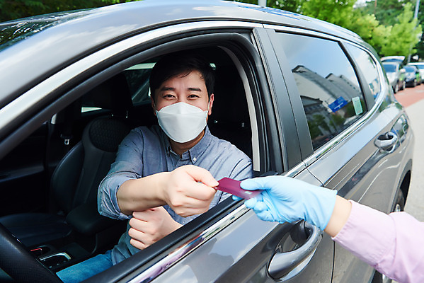 포토 JPG 주간 손 여자 남자 40대 중년 비즈니스 자동차 마스크 상반신 성인 야외 두명 옆모습 신체부위 30대 쇼핑 판매 한국인 신용카드 상인 사회이슈 소상공인 드라이브스루 국내포토 자연요소 직업 육상교통 뷰포인트 컨셉 사람 동양인 장년 금융 경제 파일형식