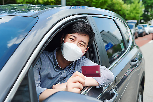 포토 JPG 주간 손 남자 비즈니스 자동차 마스크 한명 상반신 성인 야외 옆모습 신체부위 30대 쇼핑 판매 한국인 신용카드 상인 사회이슈 성인남자한명만 소상공인 드라이브스루 국내포토 자연요소 직업 1 육상교통 뷰포인트 컨셉 사람 동양인 장년 금융 경제 남자한명만 성인남자만 파일형식