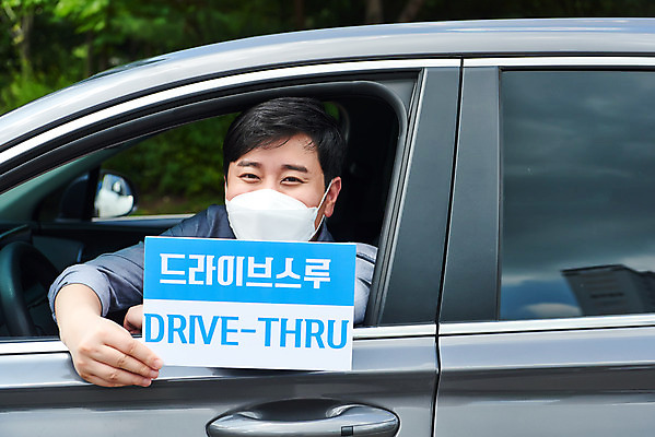 포토 JPG 주간 남자 비즈니스 자동차 마스크 한명 들기 상반신 성인 야외 옆모습 30대 쇼핑 판매 한국인 상인 사회이슈 성인남자한명만 소상공인 드라이브스루 국내포토 자연요소 직업 1 육상교통 뷰포인트 컨셉 모션 사람 동양인 장년 경제 남자한명만 성인남자만 파일형식