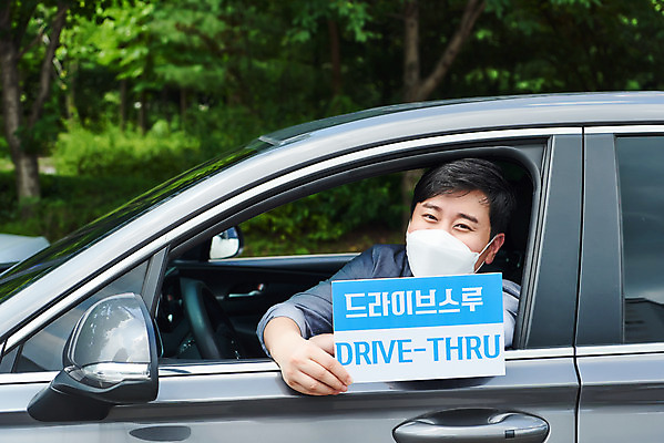 포토 JPG 주간 남자 비즈니스 자동차 마스크 한명 들기 상반신 성인 야외 옆모습 30대 쇼핑 판매 한국인 상인 사회이슈 성인남자한명만 소상공인 드라이브스루 국내포토 자연요소 직업 1 육상교통 뷰포인트 컨셉 모션 사람 동양인 장년 경제 남자한명만 성인남자만 파일형식