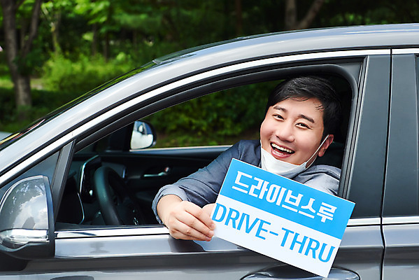 포토 JPG 주간 남자 비즈니스 자동차 마스크 한명 미소 들기 상반신 성인 야외 옆모습 30대 쇼핑 판매 한국인 상인 사회이슈 성인남자한명만 소상공인 드라이브스루 턱스크 국내포토 자연요소 직업 1 육상교통 뷰포인트 컨셉 모션 표정 사람 동양인 장년 경제 합성어 남자한명만 성인남자만 파일형식