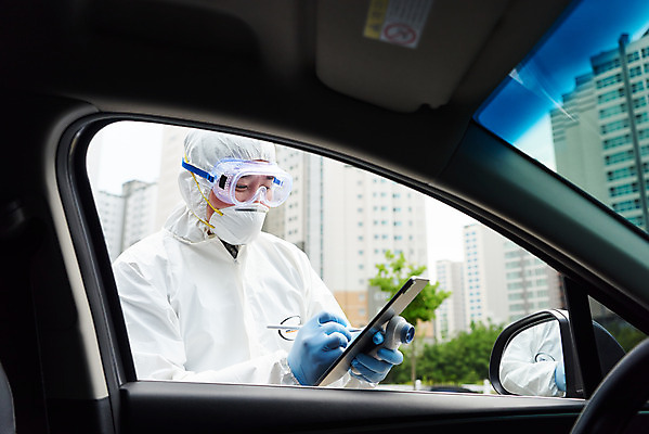 포토 JPG 주간 남자 자동차 마스크 한명 들기 상반신 성인 야외 옆모습 30대 태블릿 한국인 의료진 온도계 체온계 사회이슈 검사_조사 성인남자한명만 드라이브스루 방역복 국내포토 자연요소 직업 1 옷 육상교통 뷰포인트 컨셉 의학 모션 사람 동양인 장년 전자제품 스마트기기 방역 남자한명만 성인남자만 파일형식