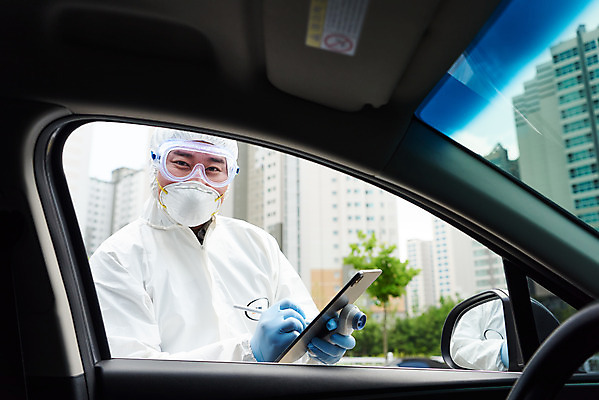 포토 JPG 주간 남자 자동차 마스크 한명 들기 상반신 성인 야외 옆모습 30대 태블릿 한국인 의료진 온도계 체온계 사회이슈 검사_조사 성인남자한명만 드라이브스루 방역복 국내포토 자연요소 직업 1 옷 육상교통 뷰포인트 컨셉 의학 모션 사람 동양인 장년 전자제품 스마트기기 방역 남자한명만 성인남자만 파일형식