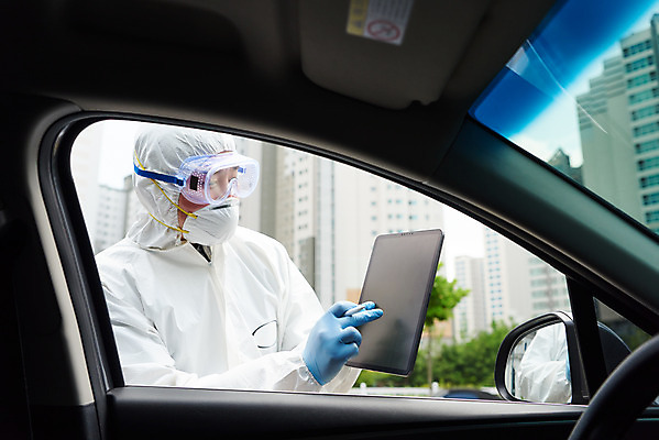 포토 JPG 주간 남자 자동차 마스크 한명 들기 상반신 성인 야외 옆모습 30대 태블릿 한국인 의료진 온도계 체온계 사회이슈 검사_조사 성인남자한명만 드라이브스루 방역복 국내포토 자연요소 직업 1 옷 육상교통 뷰포인트 컨셉 의학 모션 사람 동양인 장년 전자제품 스마트기기 방역 남자한명만 성인남자만 파일형식