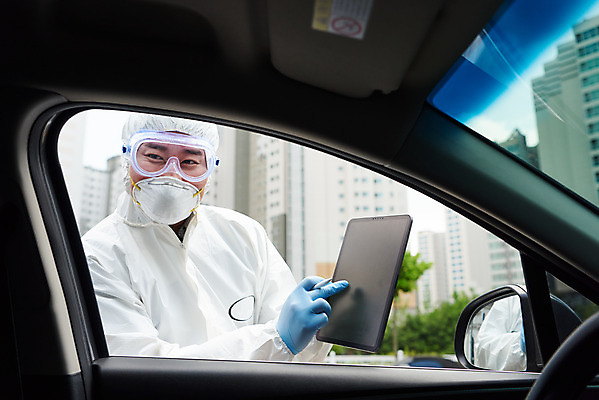 포토 JPG 주간 남자 자동차 마스크 한명 들기 상반신 성인 야외 옆모습 30대 태블릿 한국인 의료진 온도계 체온계 사회이슈 검사_조사 성인남자한명만 드라이브스루 방역복 국내포토 자연요소 직업 1 옷 육상교통 뷰포인트 컨셉 의학 모션 사람 동양인 장년 전자제품 스마트기기 방역 남자한명만 성인남자만 파일형식