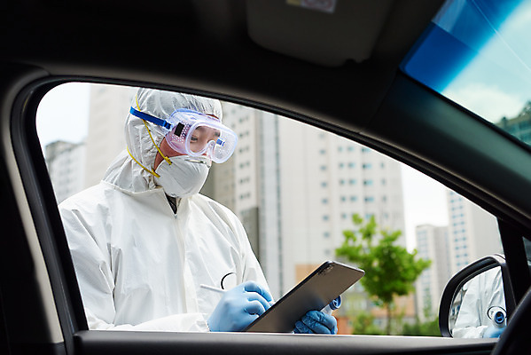 포토 JPG 주간 남자 자동차 마스크 한명 들기 상반신 성인 야외 옆모습 30대 태블릿 한국인 의료진 온도계 체온계 사회이슈 검사_조사 성인남자한명만 드라이브스루 방역복 국내포토 자연요소 직업 1 옷 육상교통 뷰포인트 컨셉 의학 모션 사람 동양인 장년 전자제품 스마트기기 방역 남자한명만 성인남자만 파일형식