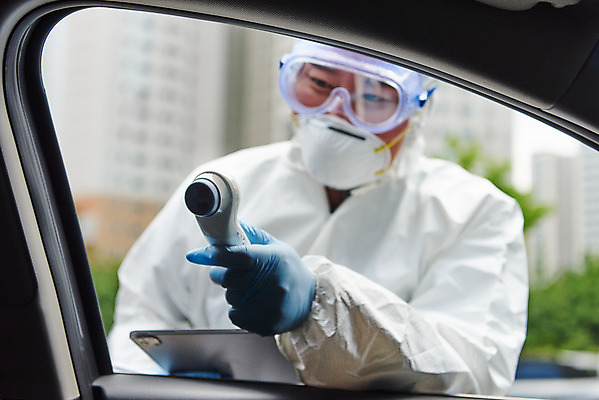 포토 JPG 주간 남자 자동차 마스크 한명 들기 상반신 성인 야외 앞모습 30대 한국인 의료진 온도계 체온계 사회이슈 검사_조사 성인남자한명만 드라이브스루 방역복 비접촉체온계 국내포토 자연요소 직업 1 옷 육상교통 뷰포인트 컨셉 의학 모션 사람 동양인 장년 방역 남자한명만 성인남자만 파일형식