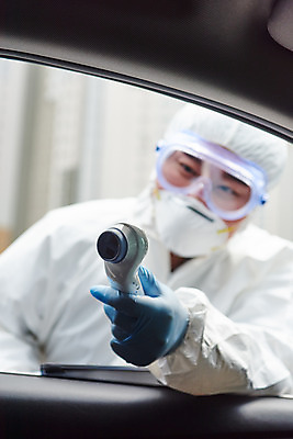 포토 JPG 주간 남자 자동차 마스크 한명 들기 상반신 성인 야외 앞모습 30대 한국인 의료진 온도계 체온계 사회이슈 검사_조사 성인남자한명만 드라이브스루 방역복 비접촉체온계 국내포토 자연요소 직업 1 옷 육상교통 뷰포인트 컨셉 의학 모션 사람 동양인 장년 방역 남자한명만 성인남자만 파일형식