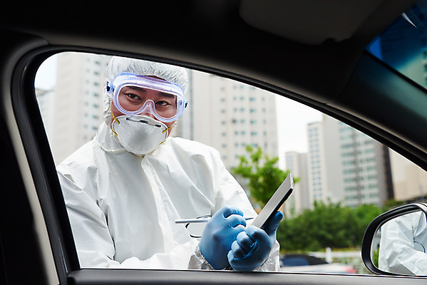 포토 JPG 주간 남자 자동차 마스크 한명 들기 상반신 성인 야외 옆모습 30대 태블릿 한국인 의료진 기록 사회이슈 검사_조사 성인남자한명만 드라이브스루 방역복 국내포토 자연요소 직업 1 옷 육상교통 뷰포인트 컨셉 의학 모션 사람 동양인 장년 전자제품 스마트기기 방역 남자한명만 성인남자만 파일형식