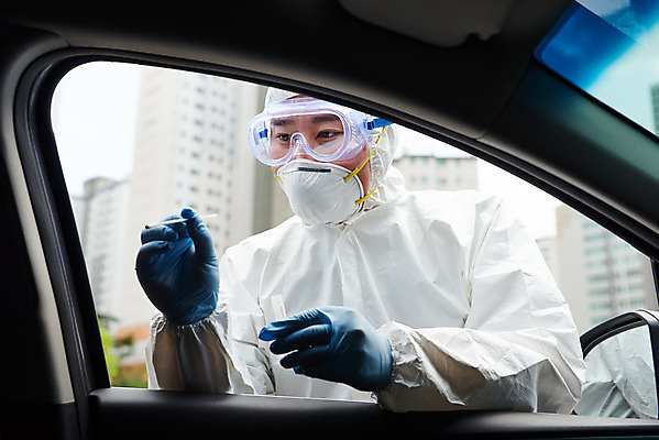 포토 JPG 주간 남자 자동차 마스크 한명 상반신 성인 야외 앞모습 30대 한국인 의료진 사회이슈 검사_조사 성인남자한명만 드라이브스루 방역복 검사면봉 국내포토 자연요소 직업 1 옷 육상교통 뷰포인트 컨셉 의학 사람 동양인 장년 의료용품 방역 남자한명만 성인남자만 파일형식