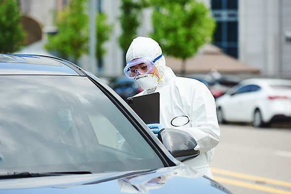 포토 JPG 주간 여자 남자 40대 중년 자동차 마스크 상반신 성인 야외 두명 옆모습 30대 태블릿 한국인 의료진 사회이슈 검사_조사 드라이브스루 방역복 국내포토 자연요소 직업 옷 육상교통 뷰포인트 컨셉 의학 사람 동양인 장년 전자제품 스마트기기 방역 파일형식