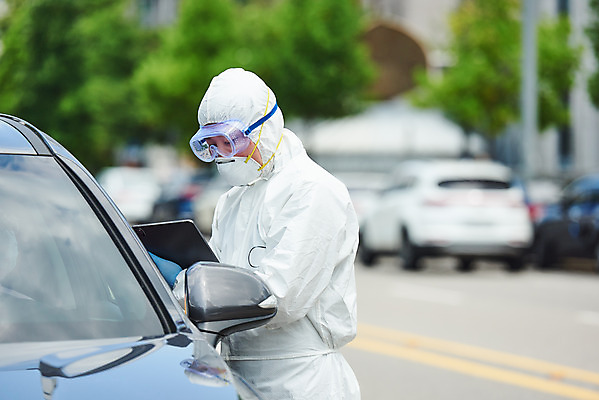 포토 JPG 주간 여자 남자 40대 중년 자동차 마스크 상반신 성인 야외 두명 옆모습 30대 태블릿 한국인 의료진 사회이슈 검사_조사 드라이브스루 방역복 국내포토 자연요소 직업 옷 육상교통 뷰포인트 컨셉 의학 사람 동양인 장년 전자제품 스마트기기 방역 파일형식