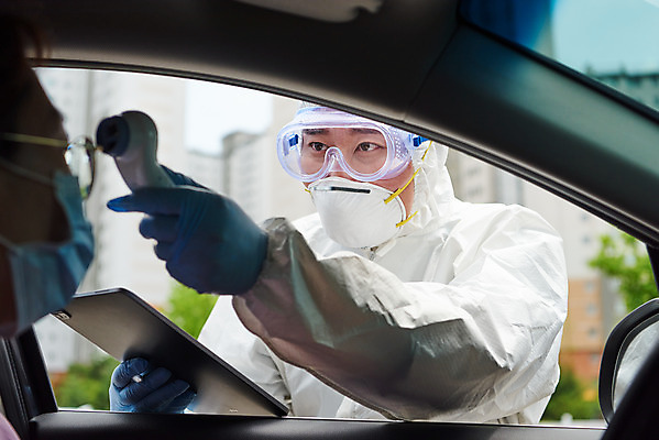 포토 JPG 주간 여자 남자 얼굴 40대 중년 자동차 마스크 상반신 성인 야외 두명 앞모습 옆모습 30대 한국인 의료진 온도계 체온계 사회이슈 검사_조사 드라이브스루 방역복 비접촉체온계 국내포토 자연요소 직업 옷 육상교통 뷰포인트 컨셉 의학 사람 동양인 신체부위 장년 방역 파일형식