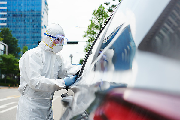 포토 JPG 주간 남자 자동차 마스크 한명 들기 상반신 성인 야외 옆모습 30대 한국인 의료진 사회이슈 검사_조사 성인남자한명만 드라이브스루 방역복 국내포토 자연요소 직업 1 옷 육상교통 뷰포인트 컨셉 의학 모션 사람 동양인 장년 방역 남자한명만 성인남자만 파일형식