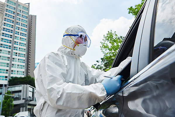 포토 JPG 주간 남자 로우앵글 자동차 마스크 한명 들기 상반신 성인 야외 옆모습 30대 한국인 의료진 사회이슈 검사_조사 성인남자한명만 드라이브스루 방역복 국내포토 자연요소 직업 1 옷 육상교통 뷰포인트 컨셉 의학 모션 사람 동양인 장년 방역 남자한명만 성인남자만 파일형식