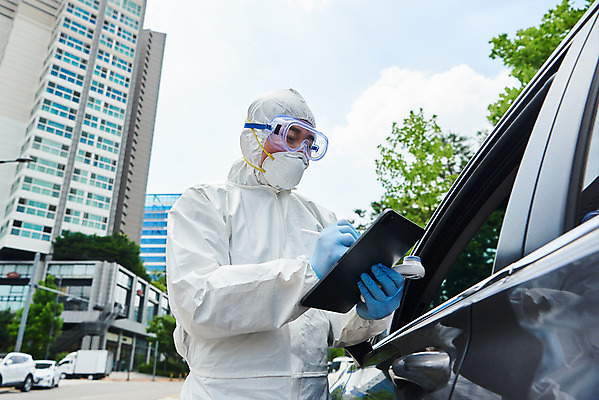 포토 JPG 주간 남자 로우앵글 자동차 마스크 한명 들기 상반신 성인 야외 옆모습 30대 태블릿 한국인 의료진 기록 사회이슈 검사_조사 성인남자한명만 드라이브스루 방역복 국내포토 자연요소 직업 1 옷 육상교통 뷰포인트 컨셉 의학 모션 사람 동양인 장년 전자제품 스마트기기 방역 남자한명만 성인남자만 파일형식