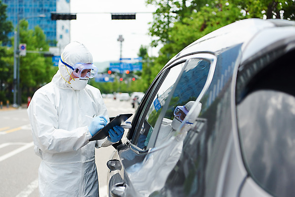 포토 JPG 주간 남자 자동차 마스크 한명 들기 상반신 성인 야외 옆모습 30대 태블릿 한국인 의료진 기록 사회이슈 검사_조사 성인남자한명만 드라이브스루 방역복 국내포토 자연요소 직업 1 옷 육상교통 뷰포인트 컨셉 의학 모션 사람 동양인 장년 전자제품 스마트기기 방역 남자한명만 성인남자만 파일형식