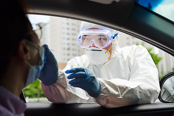 포토 JPG 주간 여자 남자 40대 중년 자동차 마스크 들기 상반신 성인 야외 두명 앞모습 옆모습 30대 한국인 의료진 사회이슈 검사_조사 드라이브스루 방역복 검진키트 검사면봉 국내포토 자연요소 직업 옷 육상교통 뷰포인트 컨셉 의학 모션 사람 동양인 장년 의료용품 방역 파일형식