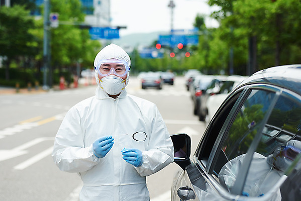 포토 JPG 주간 남자 자동차 마스크 한명 들기 상반신 성인 야외 앞모습 30대 한국인 의료진 사회이슈 검사_조사 성인남자한명만 드라이브스루 방역복 검사면봉 국내포토 자연요소 직업 1 옷 육상교통 뷰포인트 컨셉 의학 모션 사람 동양인 장년 의료용품 방역 남자한명만 성인남자만 파일형식