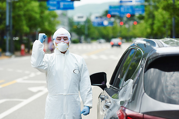 포토 JPG 주간 남자 응원 자동차 마스크 한명 들기 상반신 성인 야외 앞모습 30대 파이팅 주먹 한국인 의료진 사회이슈 검사_조사 성인남자한명만 드라이브스루 방역복 국내포토 자연요소 직업 1 옷 육상교통 뷰포인트 컨셉 의학 모션 사람 동양인 장년 방역 남자한명만 성인남자만 파일형식