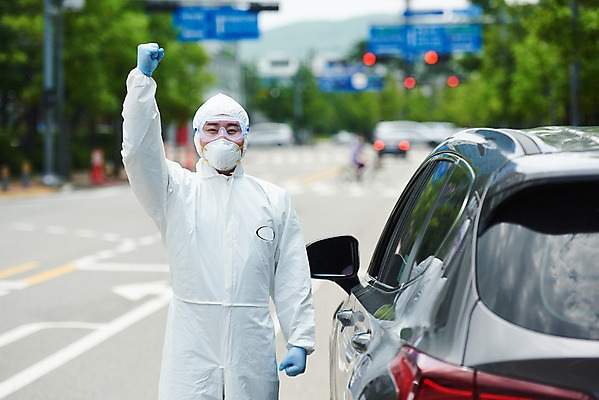 포토 JPG 주간 남자 응원 자동차 마스크 한명 상반신 성인 야외 앞모습 30대 파이팅 한국인 의료진 사회이슈 검사_조사 성인남자한명만 드라이브스루 방역복 국내포토 자연요소 직업 1 옷 육상교통 뷰포인트 컨셉 의학 모션 사람 동양인 장년 방역 남자한명만 성인남자만 파일형식