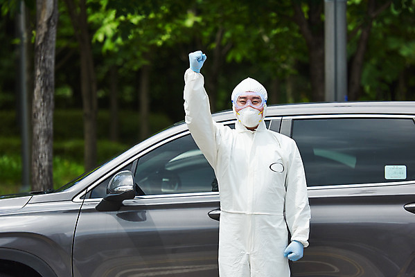 포토 JPG 주간 남자 응원 자동차 마스크 한명 상반신 성인 야외 앞모습 30대 파이팅 주먹 한국인 의료진 사회이슈 검사_조사 성인남자한명만 드라이브스루 방역복 국내포토 자연요소 직업 1 옷 육상교통 뷰포인트 컨셉 의학 모션 사람 동양인 장년 방역 남자한명만 성인남자만 파일형식