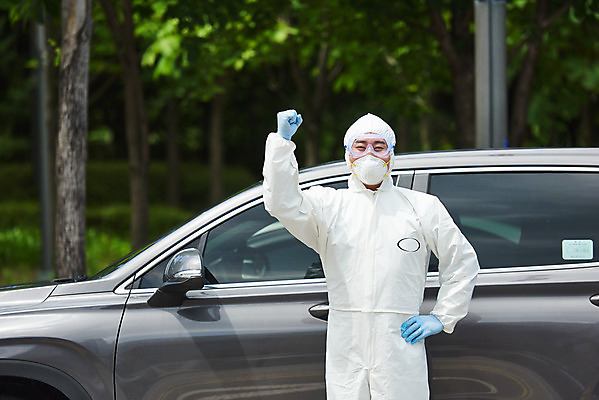 포토 JPG 주간 남자 응원 자동차 마스크 한명 상반신 성인 야외 앞모습 30대 파이팅 주먹 한국인 의료진 사회이슈 검사_조사 성인남자한명만 드라이브스루 방역복 국내포토 자연요소 직업 1 옷 육상교통 뷰포인트 컨셉 의학 모션 사람 동양인 장년 방역 남자한명만 성인남자만 파일형식