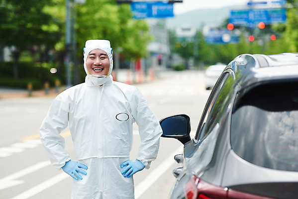 포토 JPG 주간 남자 허리손 자동차 마스크 한명 미소 상반신 성인 야외 앞모습 30대 한국인 의료진 사회이슈 검사_조사 성인남자한명만 드라이브스루 방역복 턱스크 국내포토 자연요소 직업 1 옷 육상교통 뷰포인트 포즈 컨셉 의학 표정 사람 동양인 장년 방역 합성어 남자한명만 성인남자만 파일형식