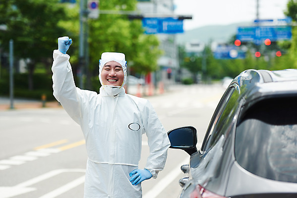 포토 JPG 주간 남자 허리손 응원 자동차 마스크 한명 미소 상반신 성인 야외 앞모습 30대 파이팅 한국인 의료진 사회이슈 검사_조사 성인남자한명만 드라이브스루 방역복 턱스크 국내포토 자연요소 직업 1 옷 육상교통 뷰포인트 포즈 컨셉 의학 모션 표정 사람 동양인 장년 방역 합성어 남자한명만 성인남자만 파일형식